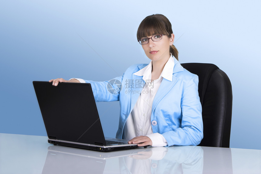 商业女商务人士笔记本女士生意人女性阅读技术工作会议电脑接待员图片