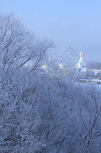 山丘上的教堂白色蓝色教会建筑天空背景图片