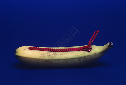 有香蕉拉链的香蕉压缩水果食品背景图片