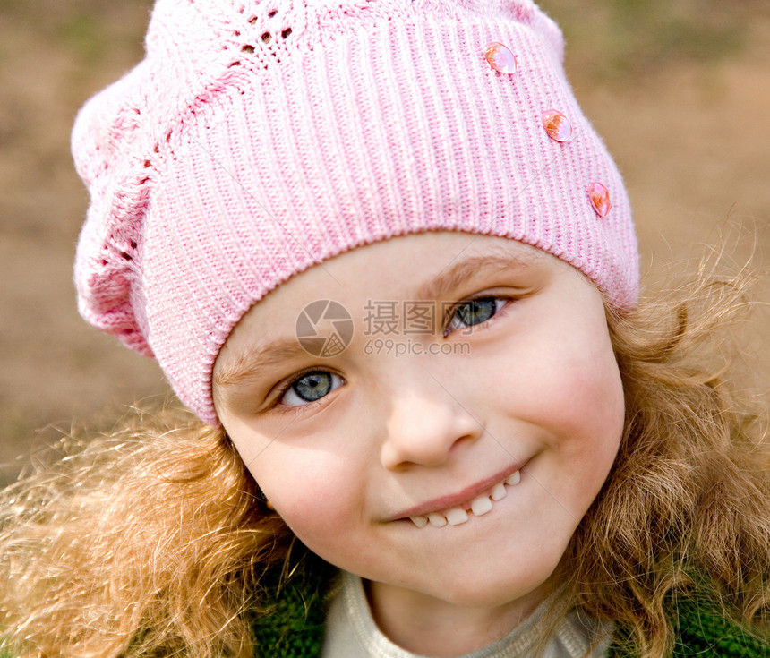 穿粉红帽子的女孩牙齿后代阳光眼睛女儿想像力乐趣童年头发闲暇图片