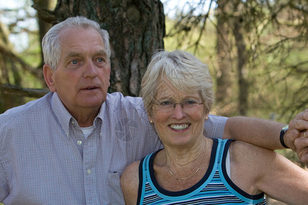 老年夫妇恋人成人女性化男人退休婚姻夫妻男性女性皱纹背景图片