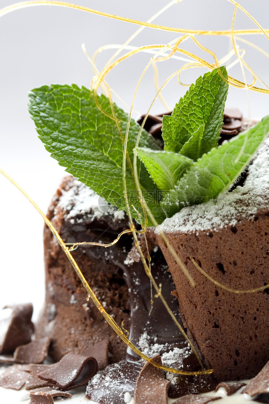 巧克力甜点馅饼薄荷蛋糕烹饪食物奶油棕色营养磨砂装饰图片
