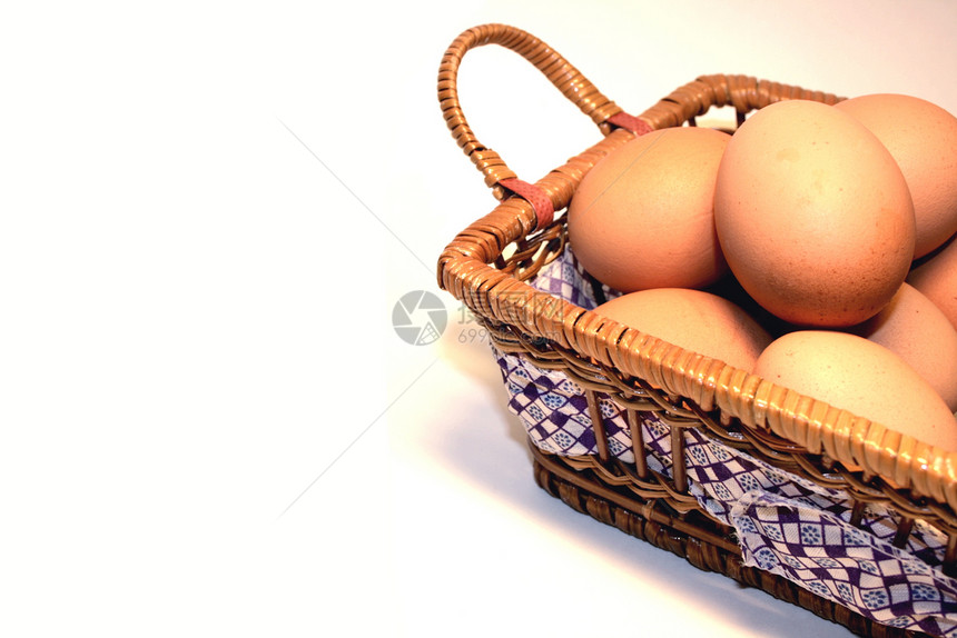 草篮中的棕蛋图片