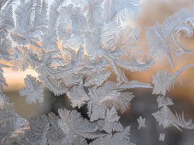 冬天雾凇装饰品玻璃窗户背景图片