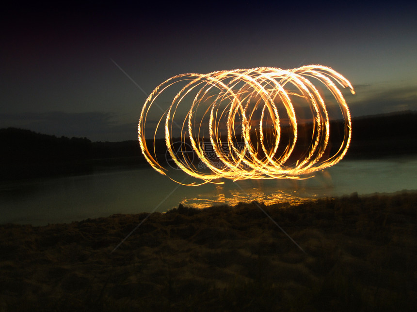 湖边美丽的圆圈 火烈舞者图片