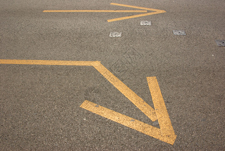向右转路面箭头水平安全控制黄色街道背景图片