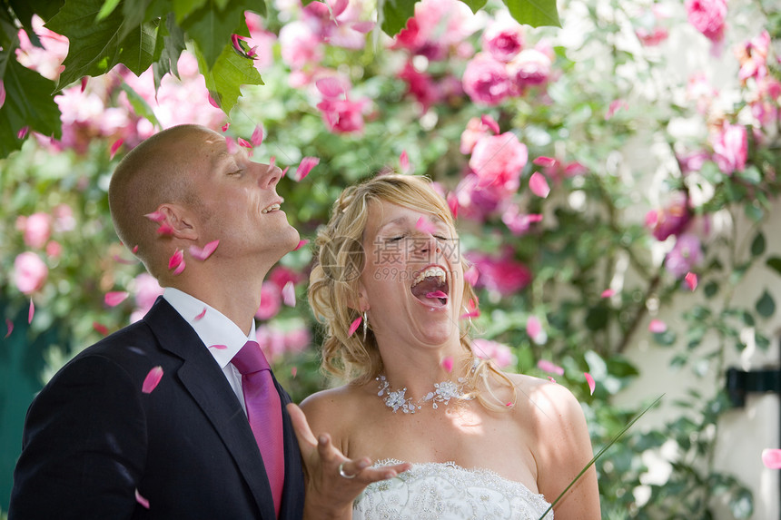 玫瑰花瓣戏服喜悦庆典男性婚姻金发男人秃头婚纱幸福图片