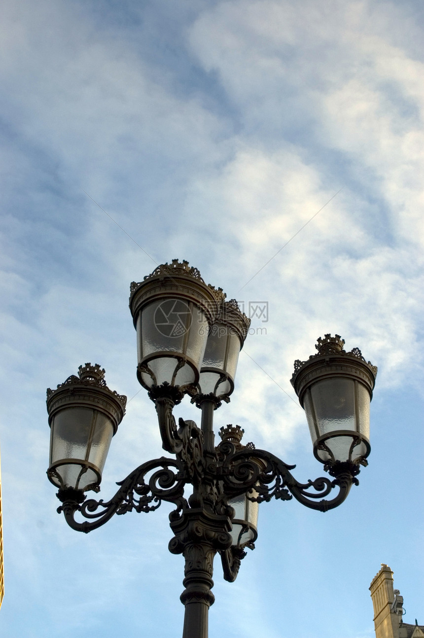 Victorian 维多利亚市街道灯城市蓝色天空石头灯柱建筑物建筑学小路路灯土地图片