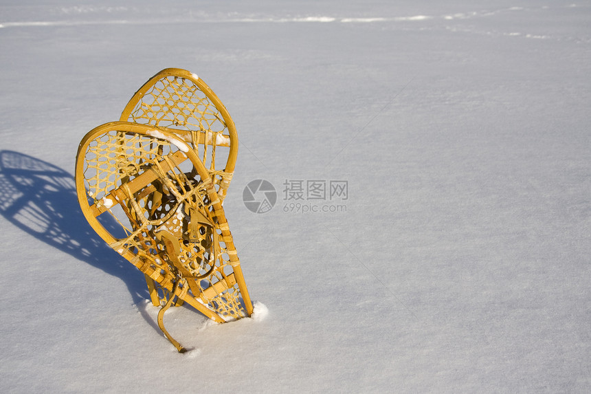 雪中雪鞋对白运动活动雪鞋远足木头踪迹白色图片