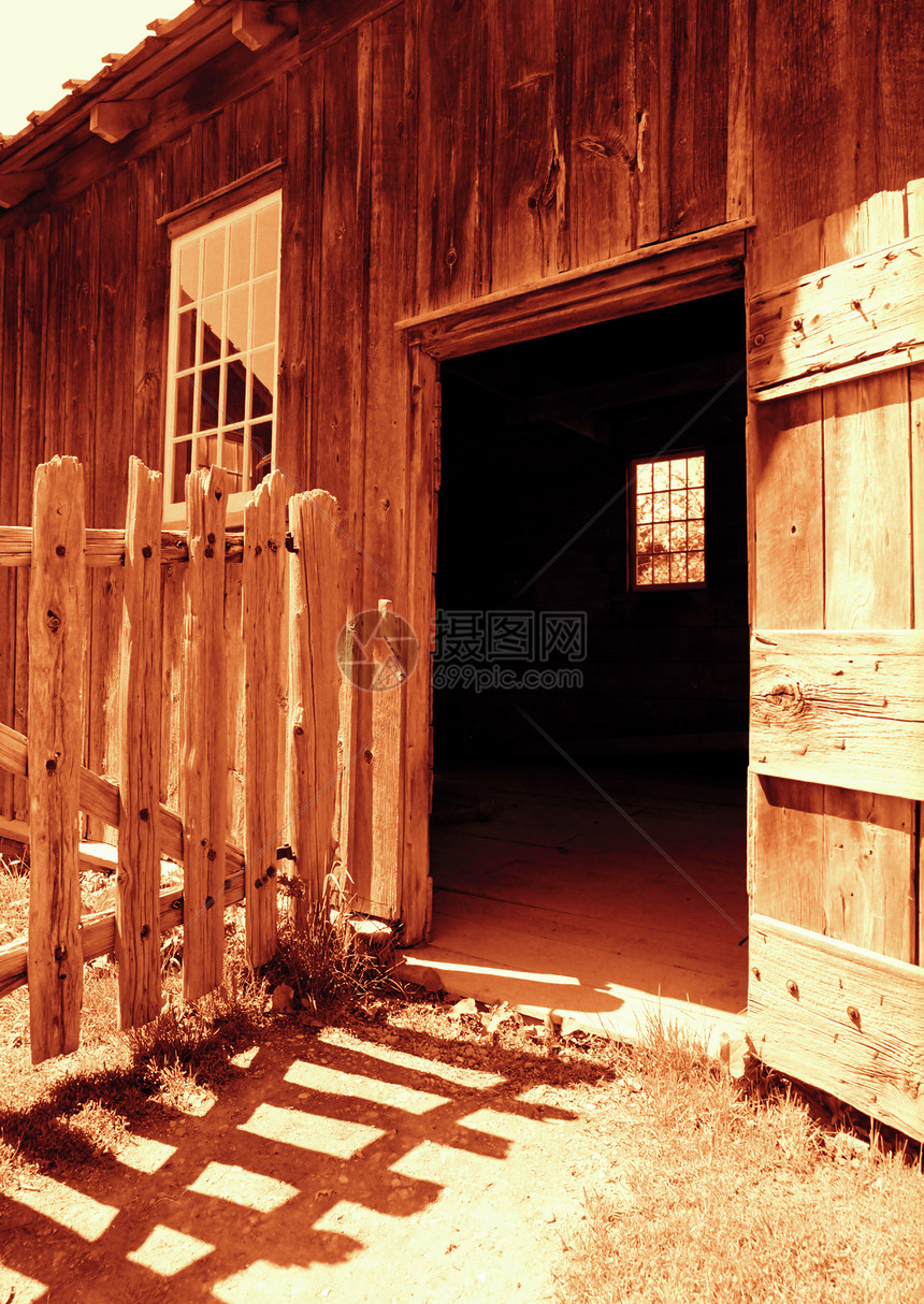 旧谷仓乡村古董棕褐色国家阴影农场历史栅栏入口木头图片