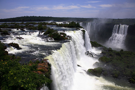 伊瓜苏大瀑布伊瓜苏 Iguazu Iguau 瀑布  大型瀑布流动高度荒野淡水森林岩石绿色背景