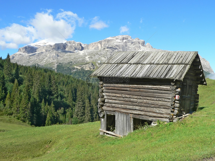 山中的木柴屋绿色旅行爬坡木头山脉房子森林风景天空图片