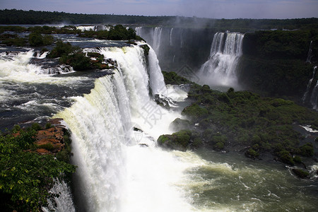 伊瓜苏河伊瓜苏 Iguazu Iguau 瀑布  大型瀑布高度荒野流动森林淡水岩石绿色背景