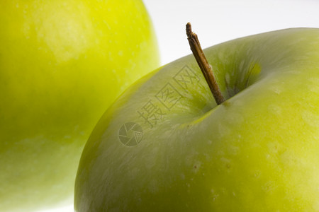 两个绿色的宏苹果背景图片