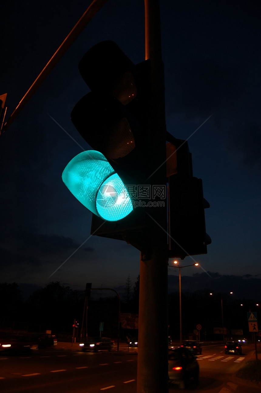 绿灯绿色交通灯控制道路汽车街道图片