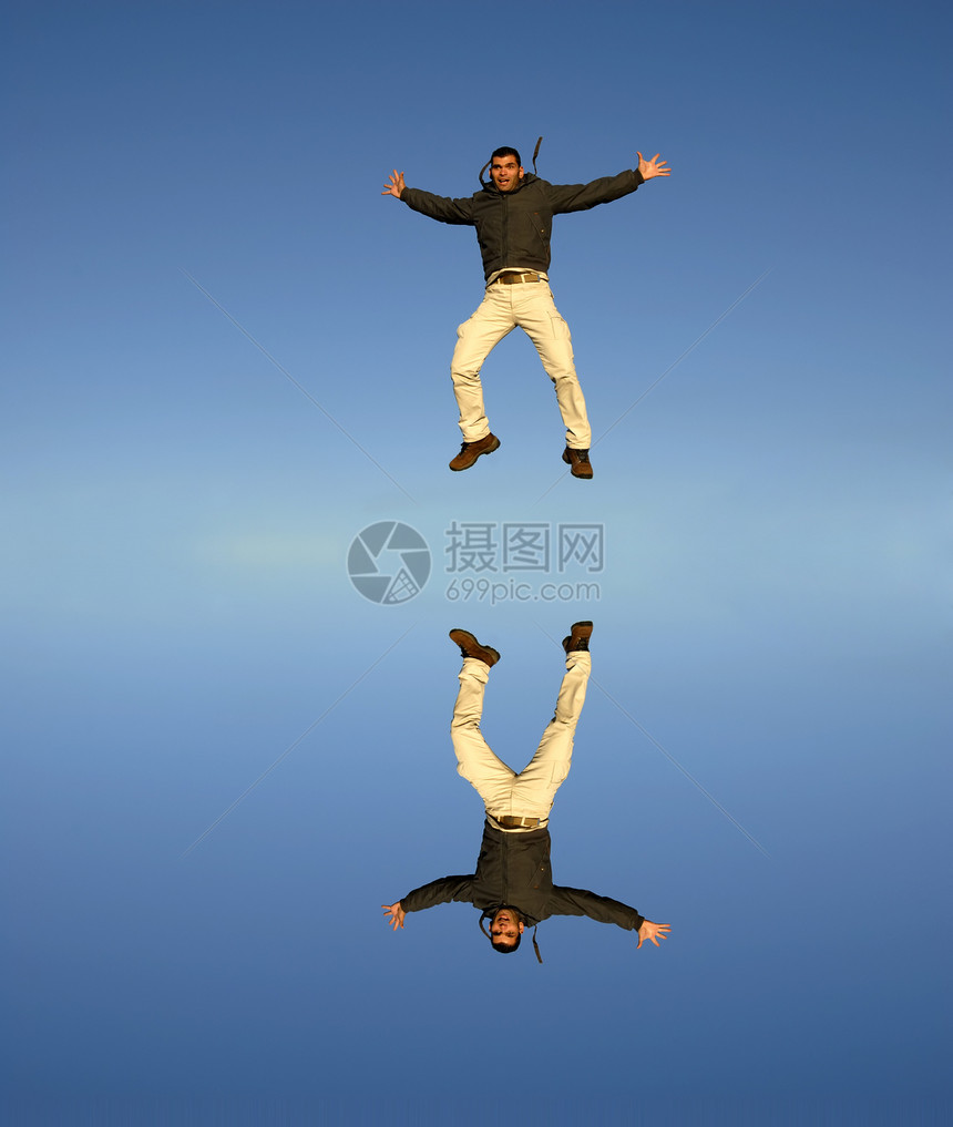 跳跃植被男人蓝色空气幸福男性岩石反射运动员镜子图片