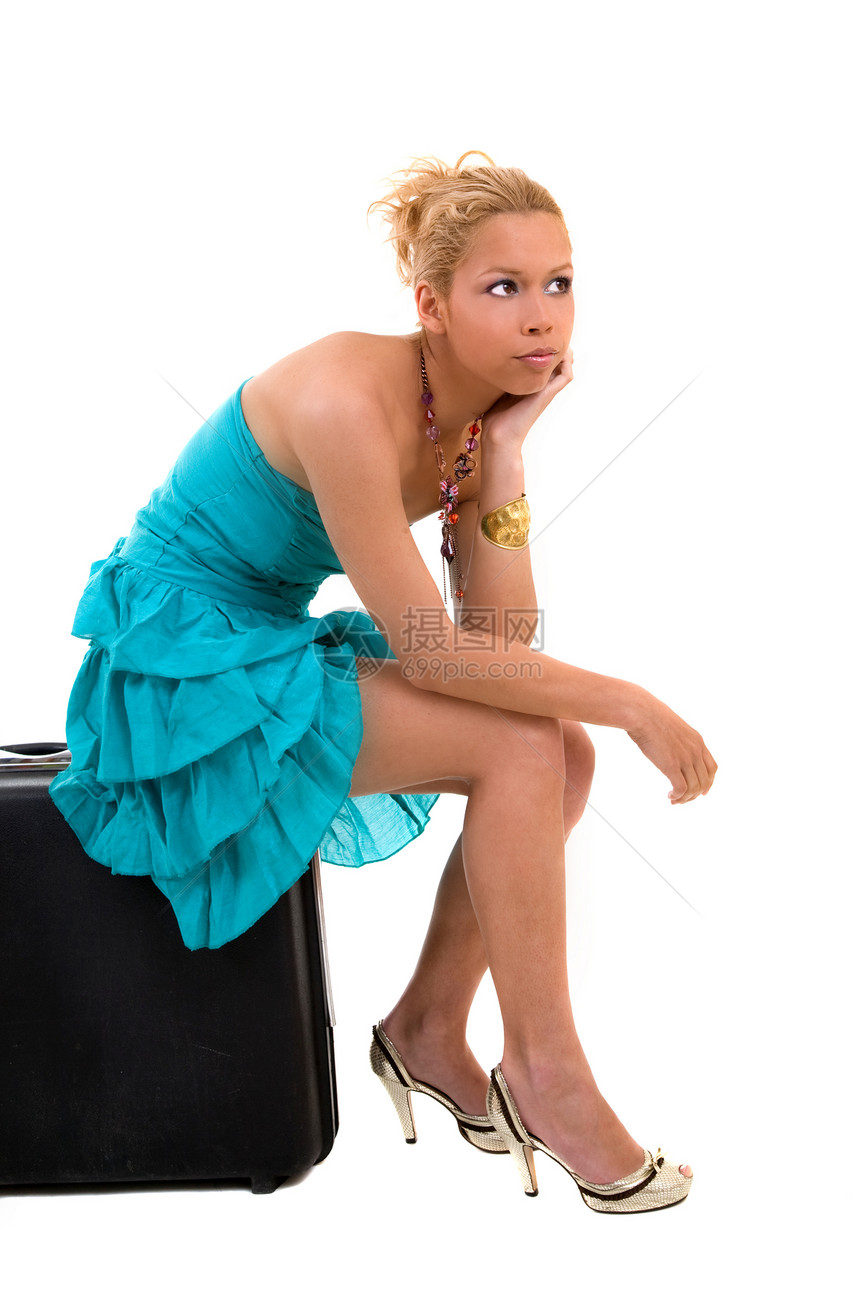 等待女性化旅行高跟鞋裙子金发假期女性游客肩带手提箱图片