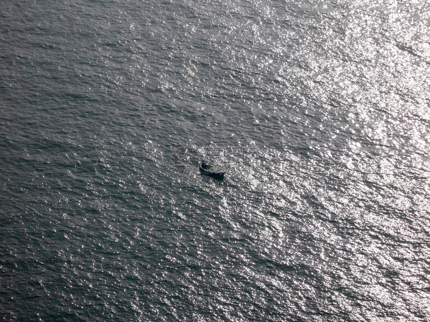 海上小船孤独海景海洋阳光波纹图片