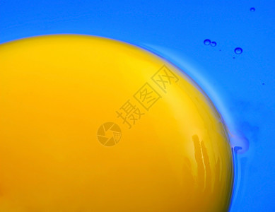 鸡蛋黄粉蓝色反思盘子气泡早餐液体黄色食物宏观背景图片