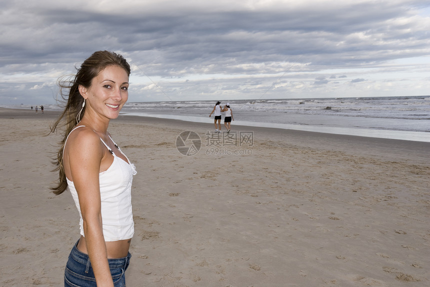 女孩在沙沙中沙滩女士多云长发时候图片