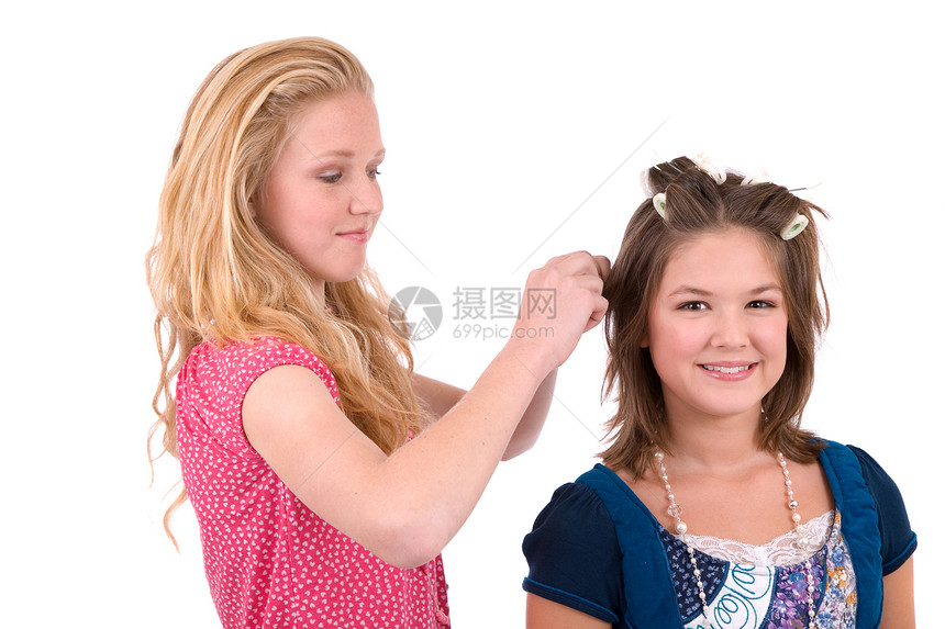 做她的头发滚筒热辊黑发女学生乐趣友谊朋友们金发享受喜悦图片