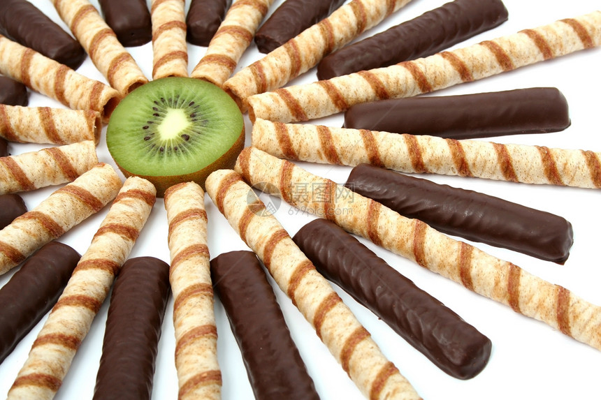 香草巧克力棒 一个奶油和切片kiwi 孤立图片