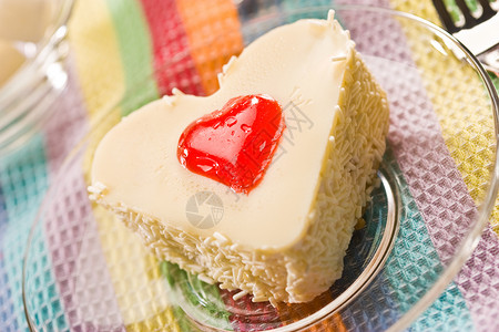 花边蛋糕糖果食物盘子甜味红色奶油白色甜点背景图片
