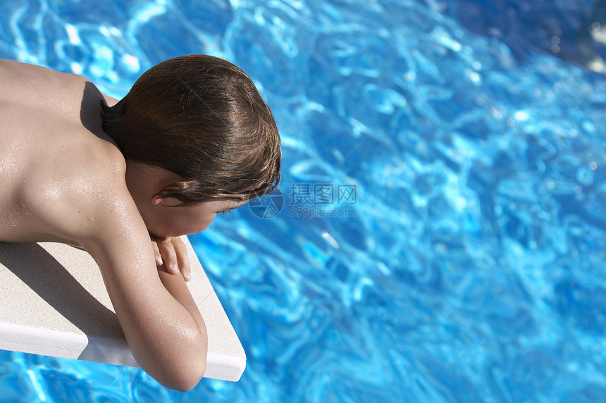 在水中孩子水池儿子男生兄弟童年游泳图片