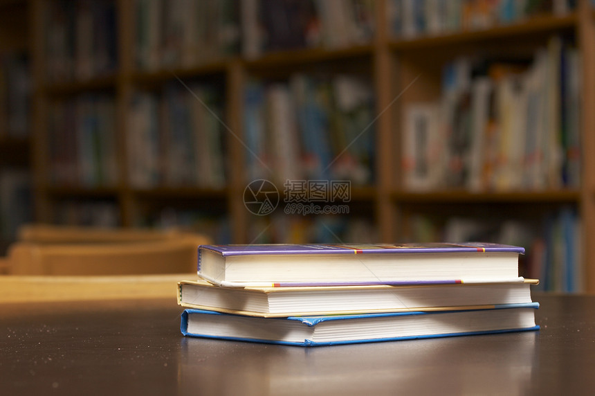 堆叠的书本蓝色头书皮革智慧档案知识百科大学报告字典图片