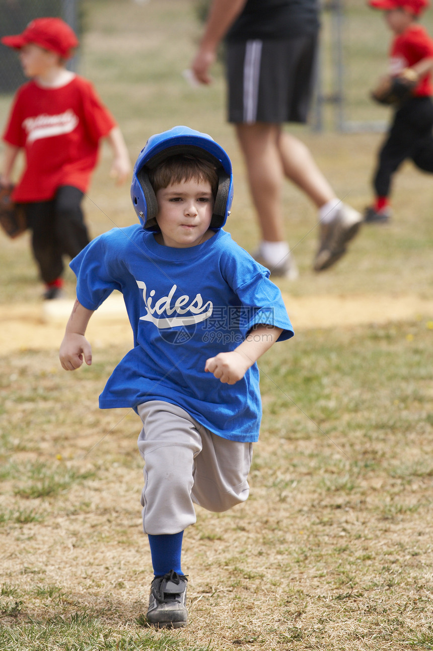中跑者童年青年跑步孩子们场地游戏季节运动棒球乐趣图片