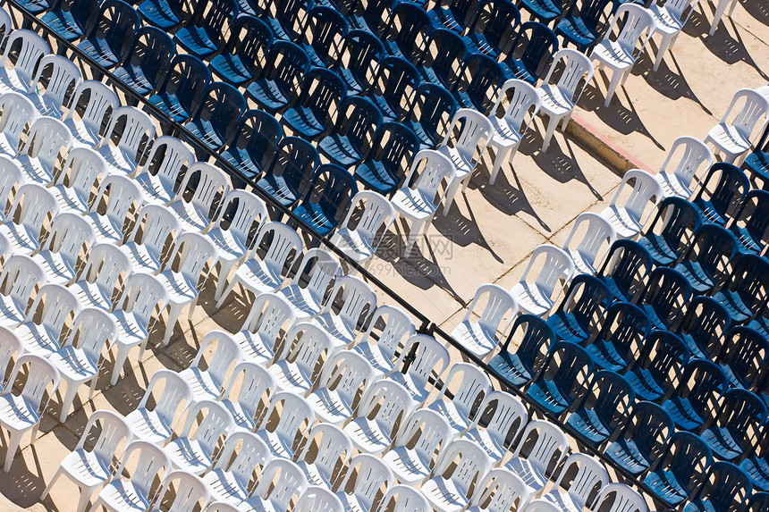 白色和蓝色塑料椅排 无占用者图片