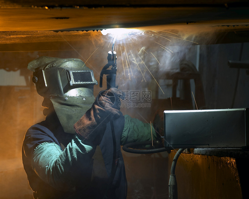焊接焊工作生产焊机劳动男人金属面具安全火炬火焰图片