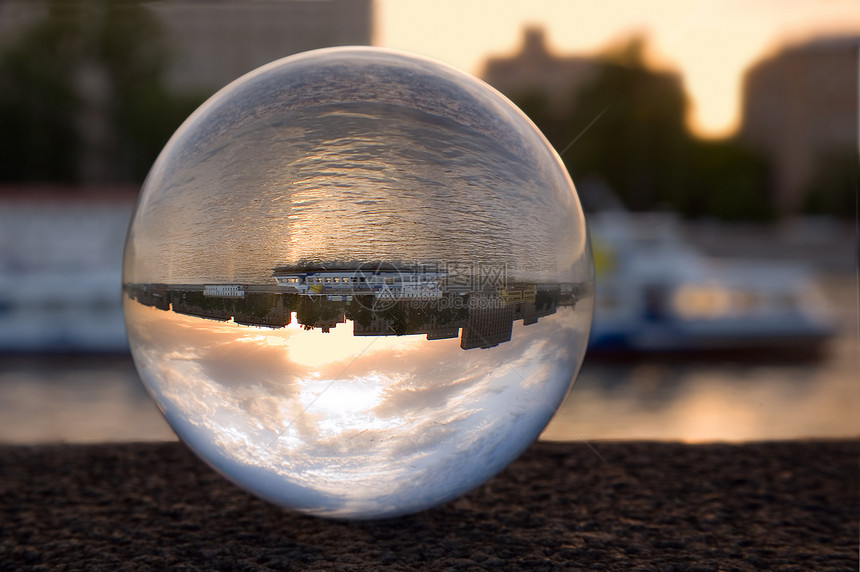 玻璃球的折射图片