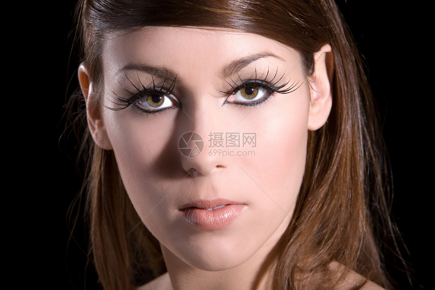美丽的黑发美女睫毛化妆品女性化女性发型图片