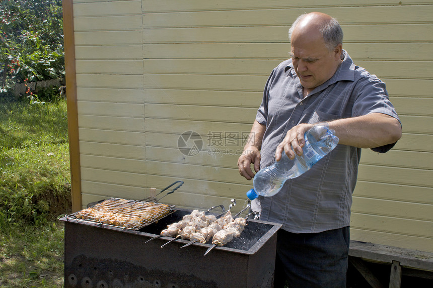 外祖父做烤肉串退休男人喜悦美食牛肉祖父祖父母成年人午餐老年人图片