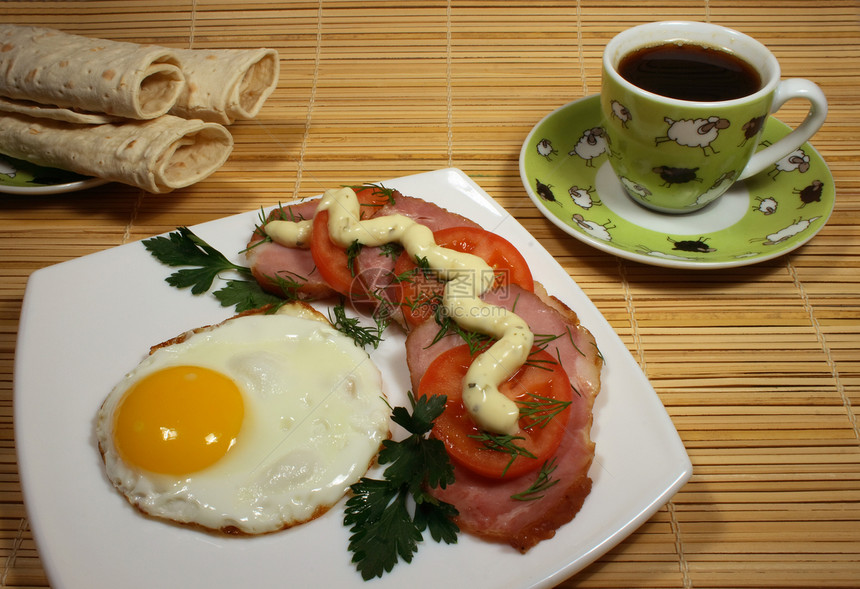 煎蛋(煎蛋)加火腿和番茄 咖啡杯图片