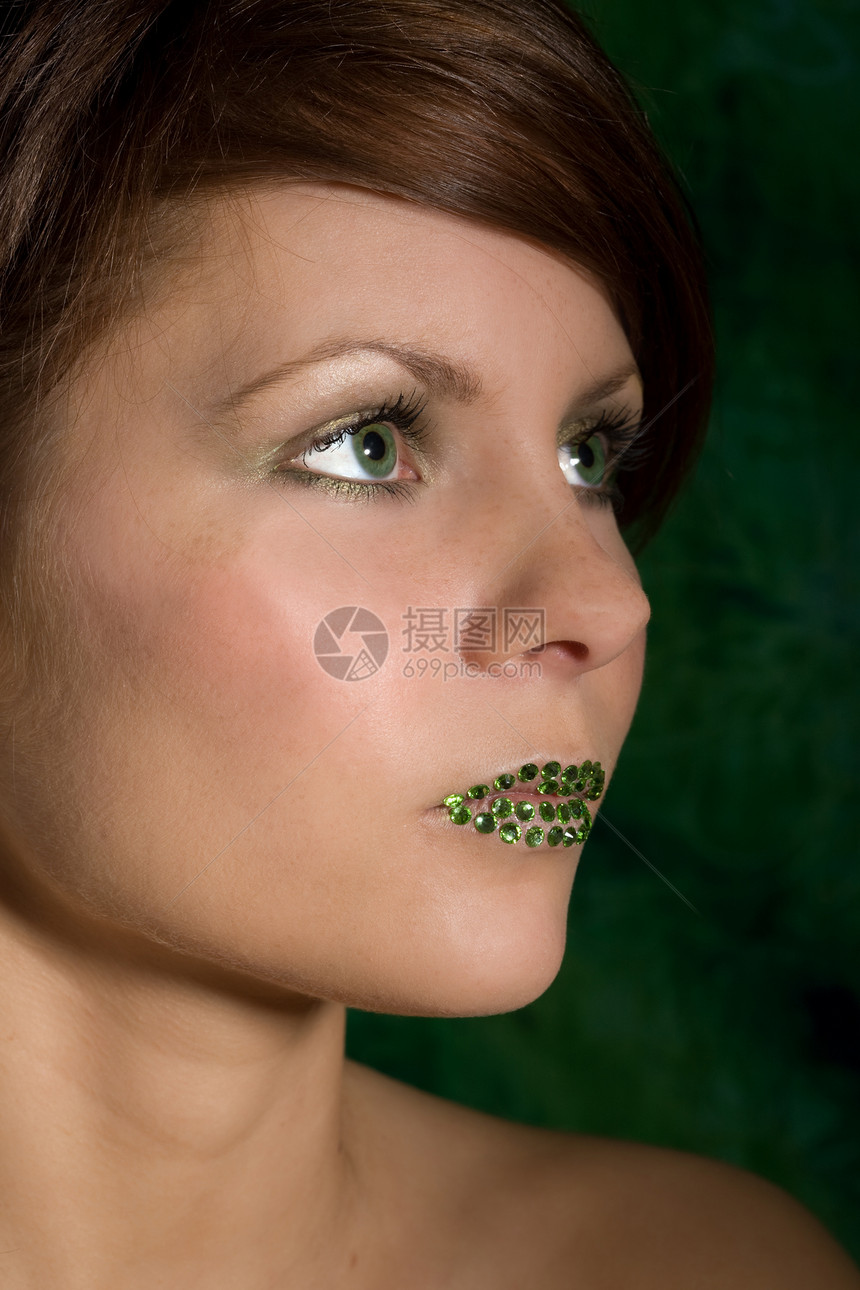 美丽的黑发美女女性化嘴唇绿色眼睛钻石化妆品女性图片
