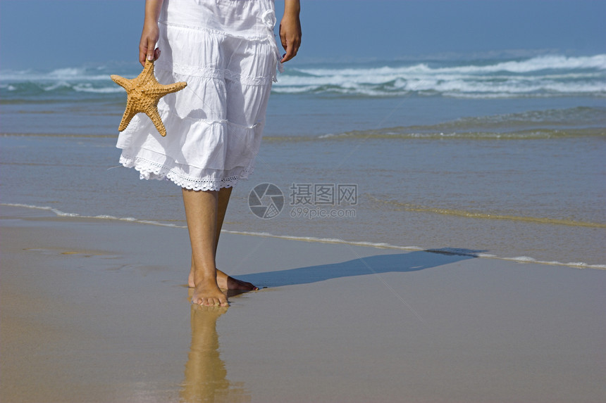 海星妇女蓝色天空女性眼镜闲暇喜悦快乐晴天娱乐女孩图片