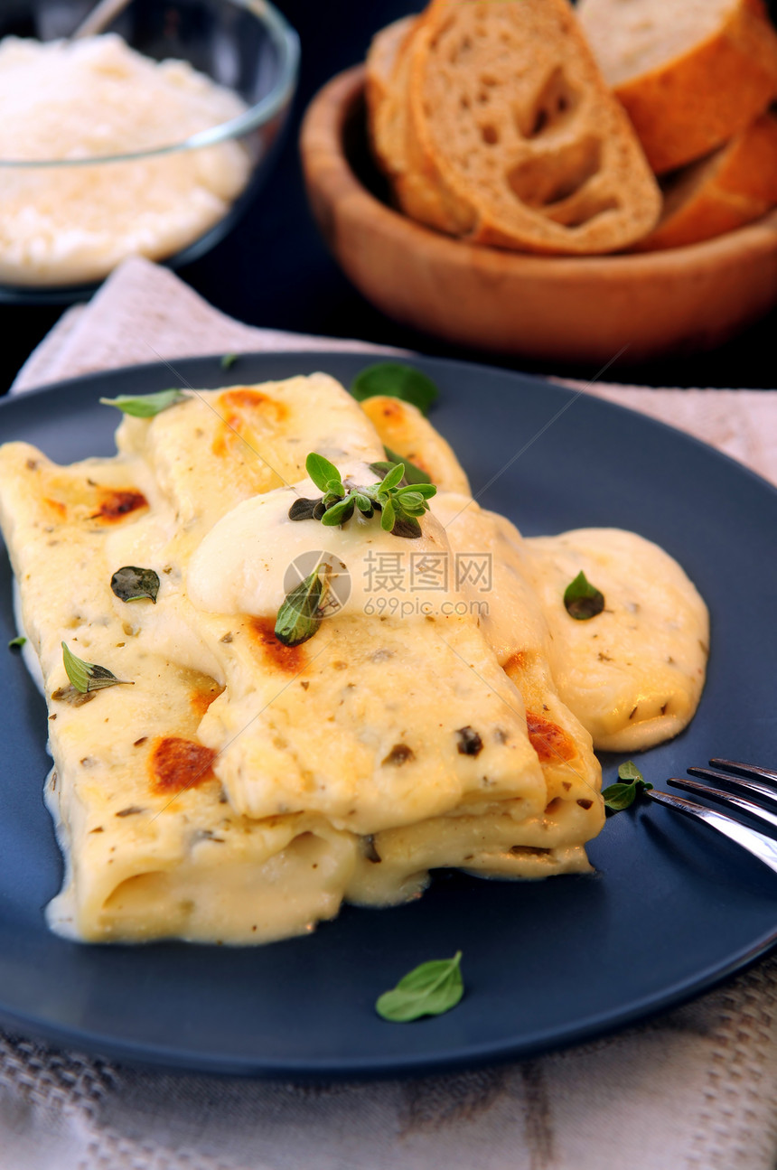 坎内罗尼意大利面篮子传统草药食物盘子膳食面包餐厅美食草本植物图片