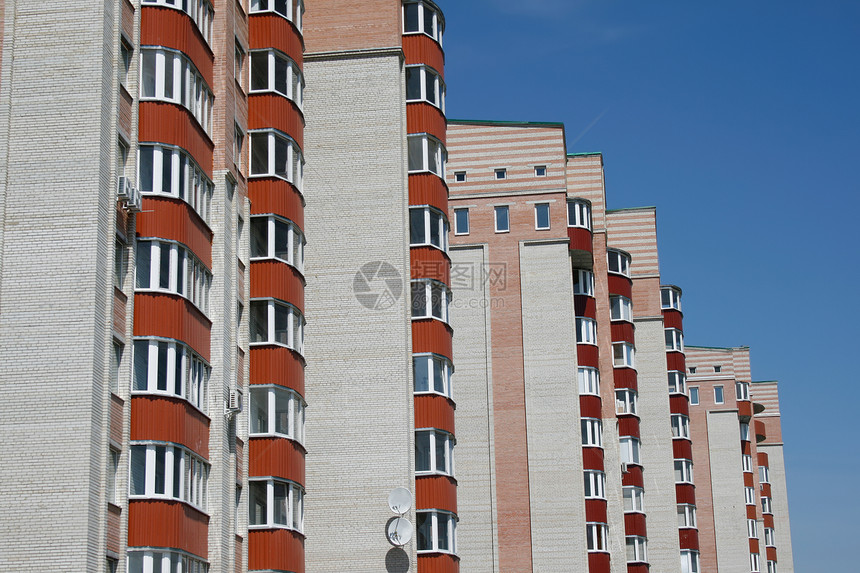 建筑物棕色红色窗户白色公寓城市玻璃天空建筑图片