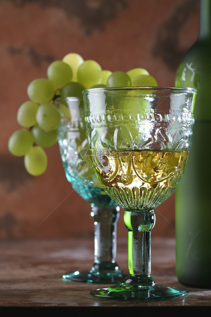 两杯Goblets和葡萄浆果静物绘画瓶子绿色黄色酒精液体玻璃图片