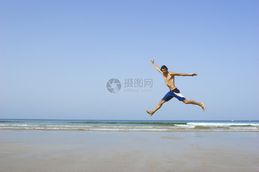 大跳跃海洋保健幸福喜悦运动员身体天空活动力量活力图片