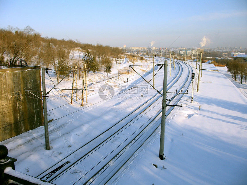 山丘附近雪雪覆盖的铁路轨道图片