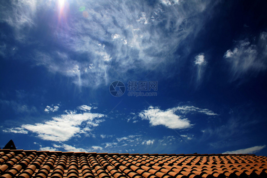 屋顶和天空天气房子蓝色瓷砖晴天太阳图片