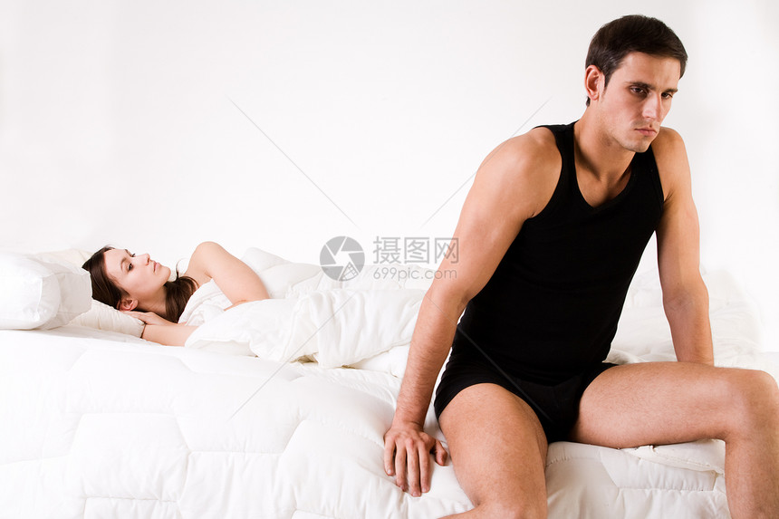 关系问题男生枕头男朋友卧室就寝二人组护理思维冒充悲伤图片