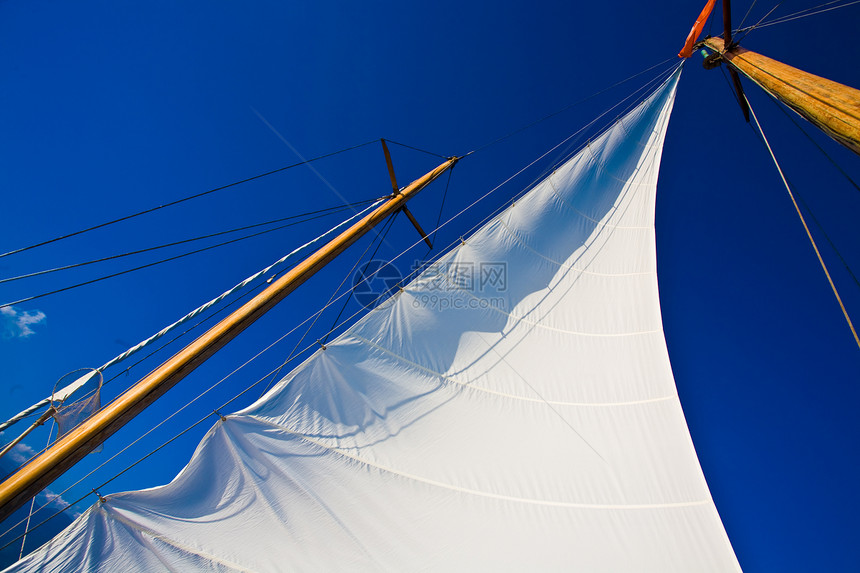 帆水手运动血管天空帆船白色航行主帆蓝色旅行图片