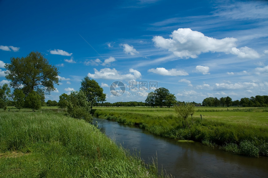 荷兰荷兰语景观天空农业草地场地溪流蓝色风景树木草原绿色图片