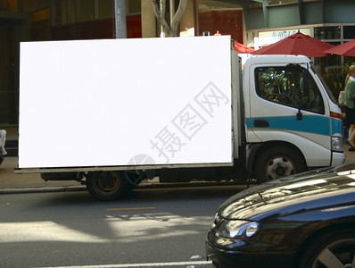 装有广告牌的卡车背景图片