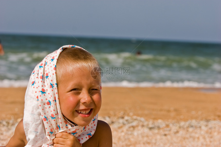 微笑的男孩童年日光浴孩子乐趣头发孩子们情绪太阳快乐晒斑图片