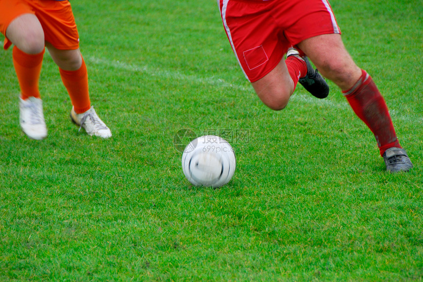 足球速度决斗头脑攻击力量竞赛草地运动斗争团队图片